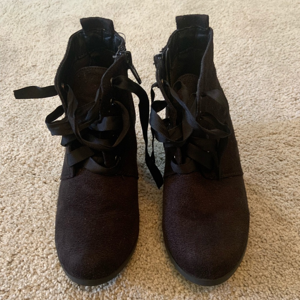 Girls black heeled booties. Size 13y.